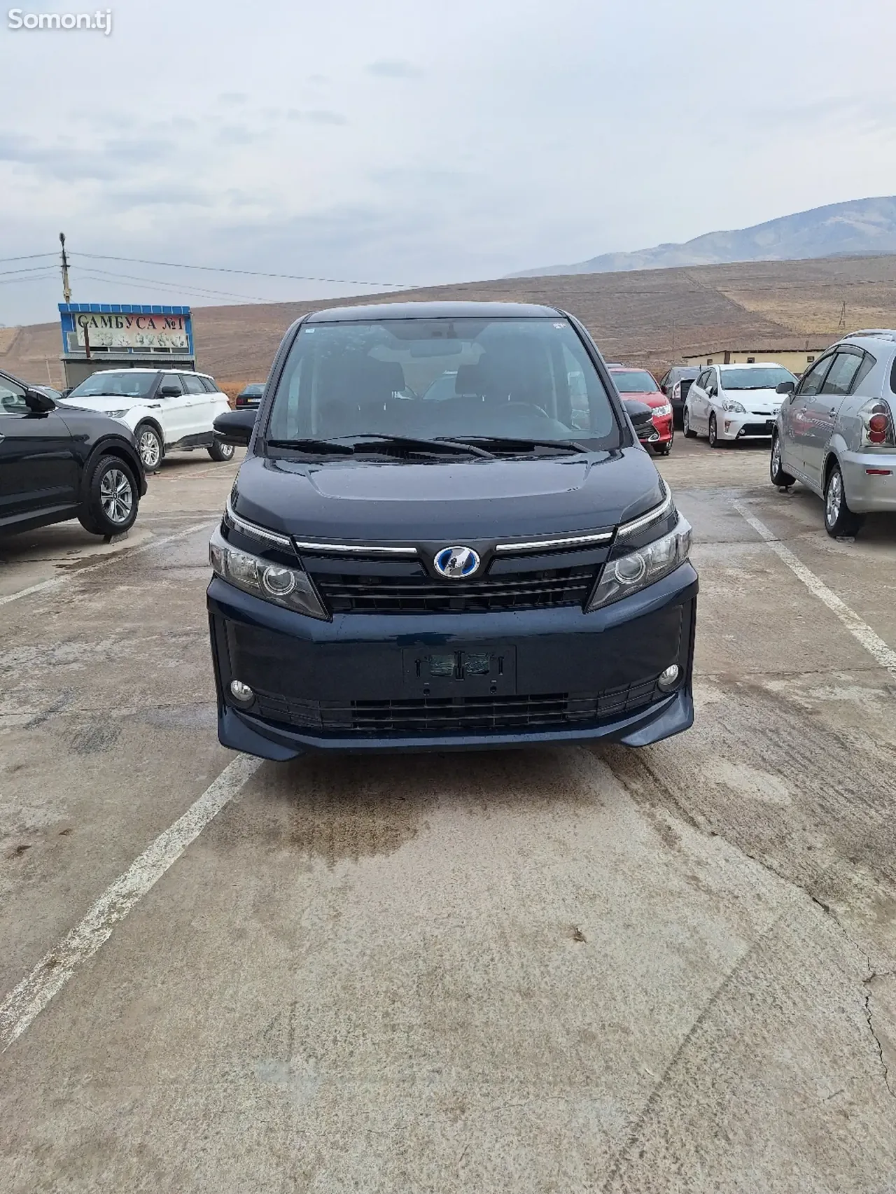 Toyota Voxy 2014 · 1.8 AT