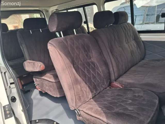 Toyota HiAce 2007 · 2.4 MT