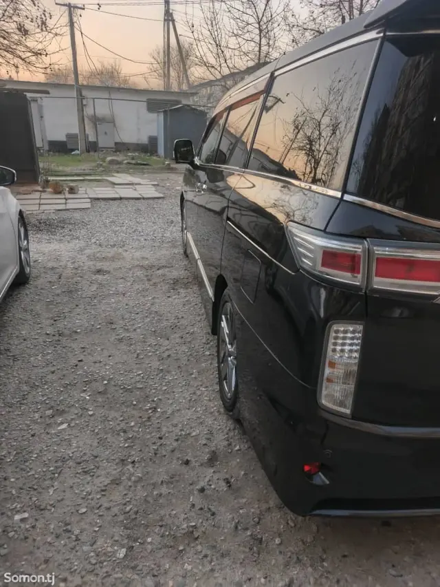 Nissan Elgrand 2011 · 2.4 AT