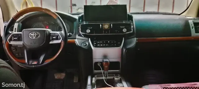 Toyota Land Cruiser 2008 · 5.7 AT