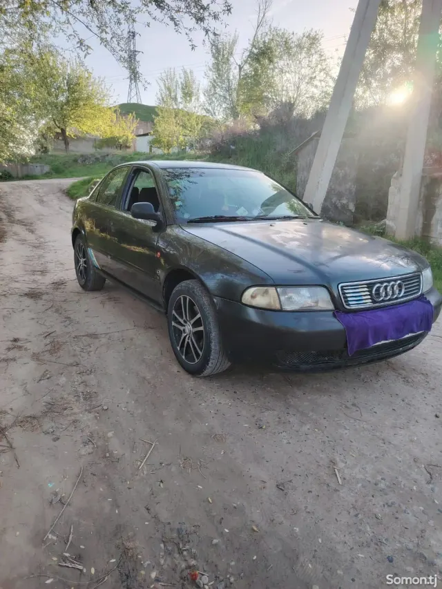 Audi A4 1995 · 1.6 MT
