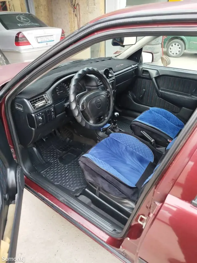 Opel Vectra A 1995 · 1.6 MT