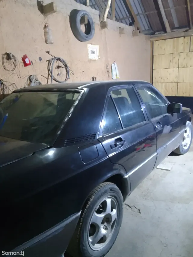 Mercedes-Benz W201 1990 · 2.0 MT