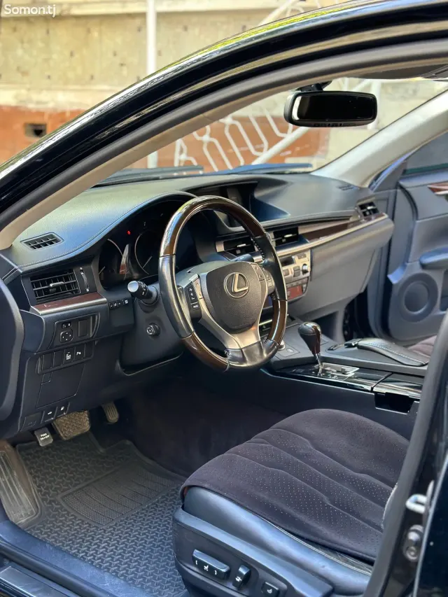 Lexus ES series 2015 · 3.5 AT