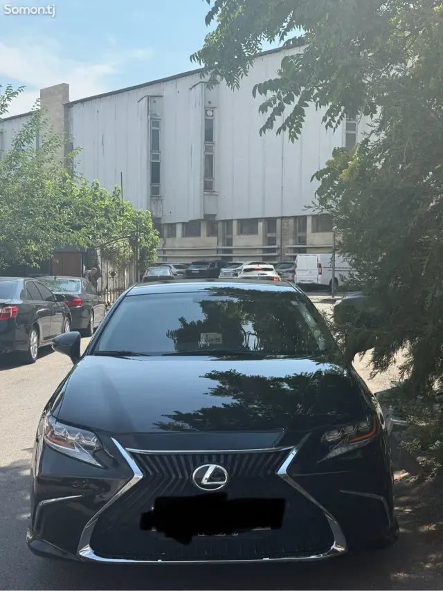 Lexus ES series 2016 · 3.5 AT