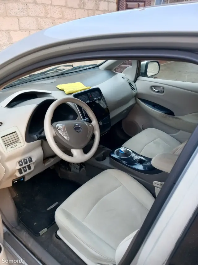 Nissan Leaf 2011 · AMT