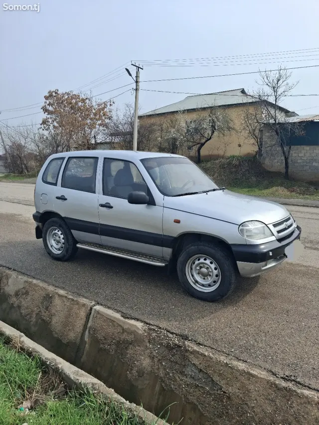 Chevrolet Niva 2005 · 1.7 MT