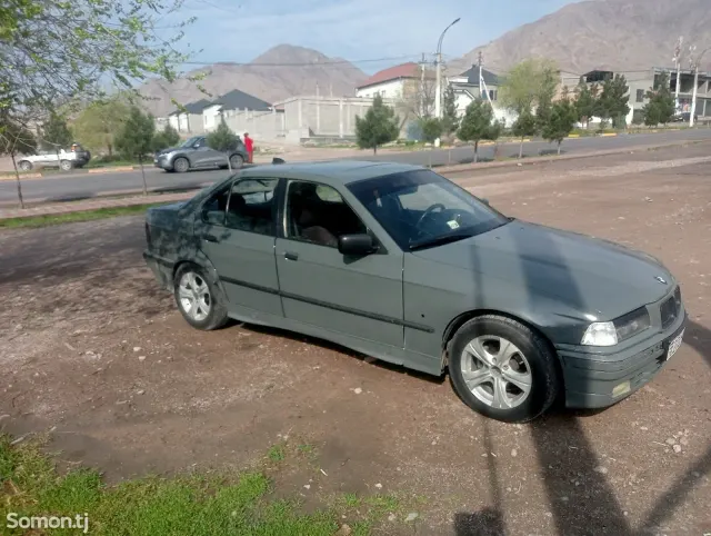 BMW 3 series 1993 · 1.6 MT