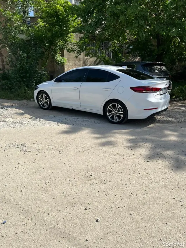 Hyundai Avante 2015 · 1.6 AT