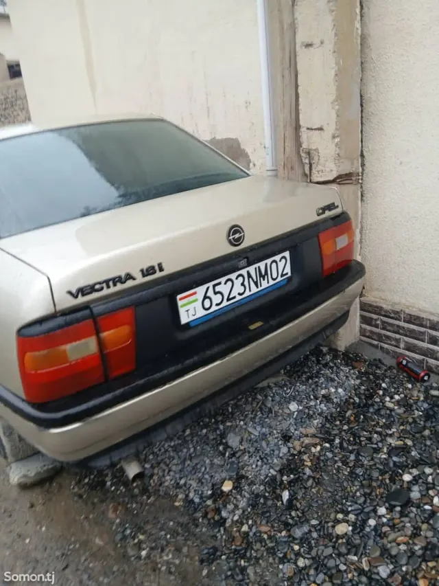 Opel Vectra A 1988 · 1.6 MT
