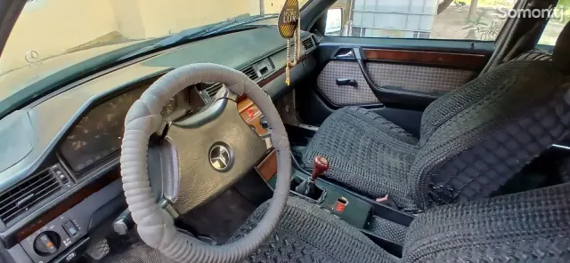 Mercedes-Benz W124 1993 · 1.8 MT