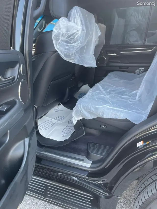 Lexus LX series 2018 · 5.7 AT