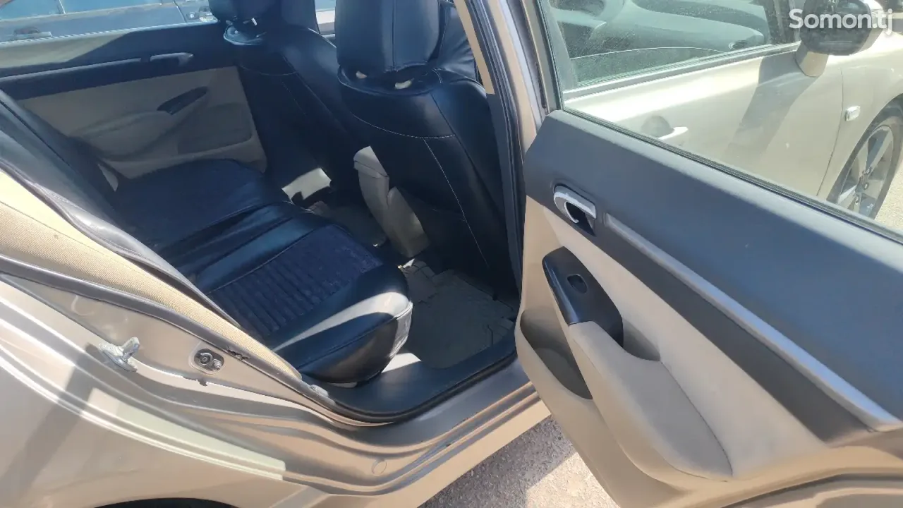 Honda Civic 2006 · 1.8 AT