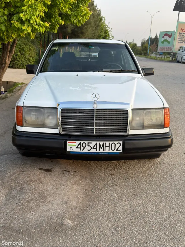 Mercedes-Benz W124 1988 · 2.0 MT