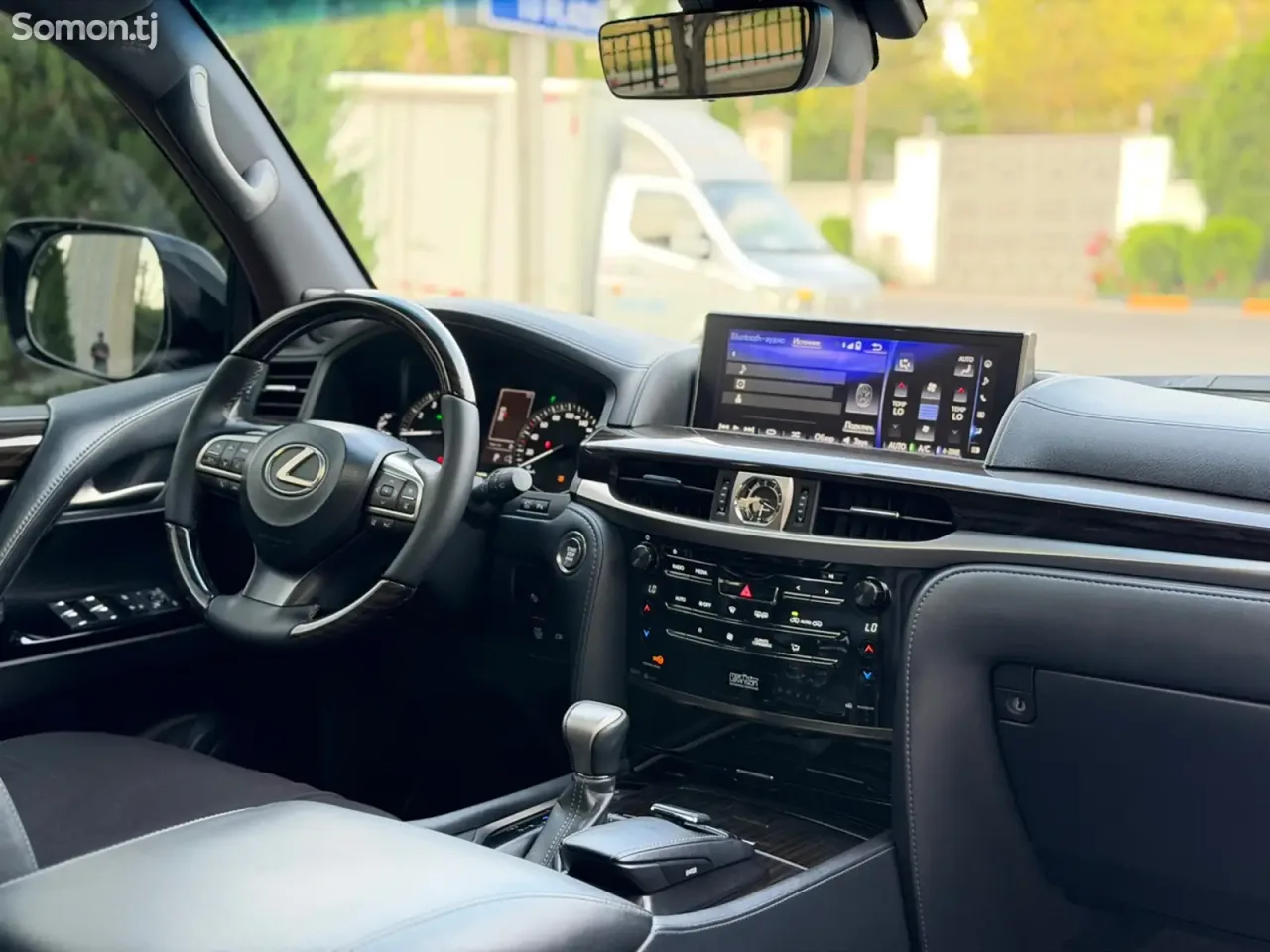 Lexus LX series 2019 · 5.7 AT