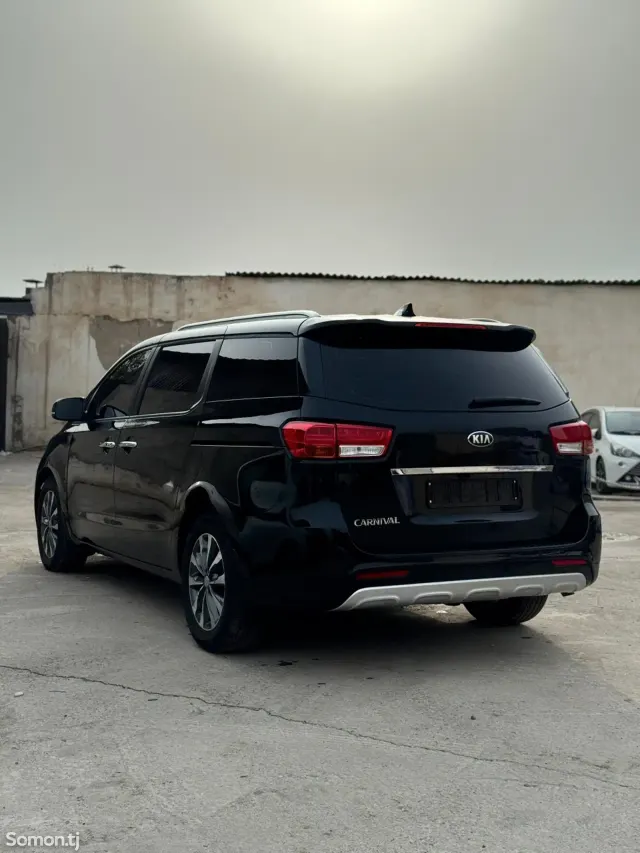 Kia Carnival 2015 · 2.2 AT