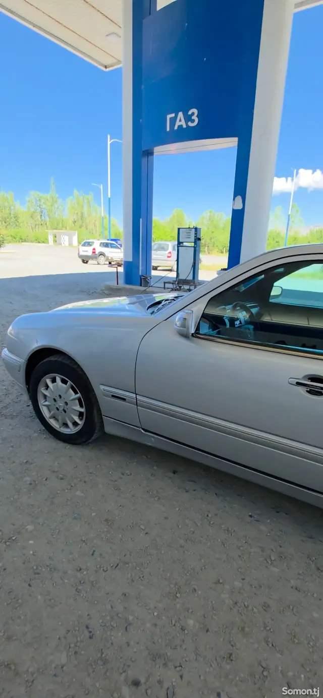 Mercedes-Benz E class 2000 · 2.0 AT