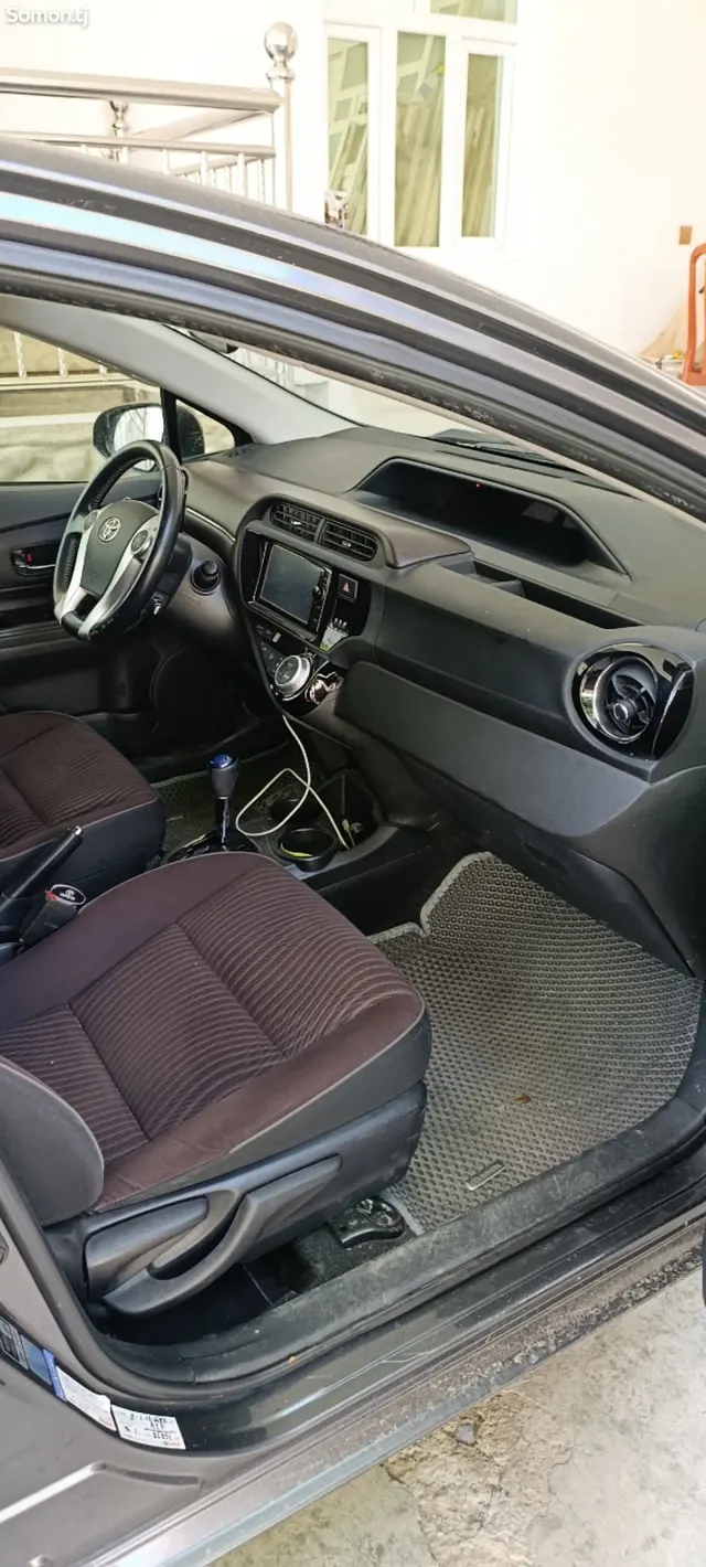 Toyota Aqua 2015 · 1.5 AT