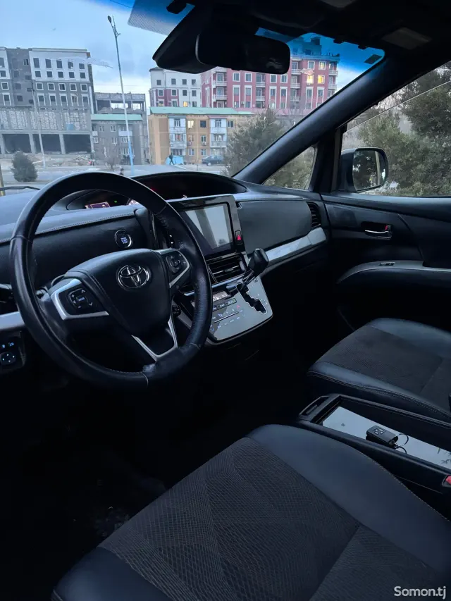 Toyota Estima 2016 · 2.4 AT