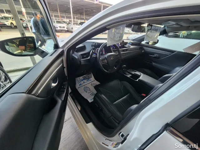 Lexus ES series 2019 · 3.0 AT