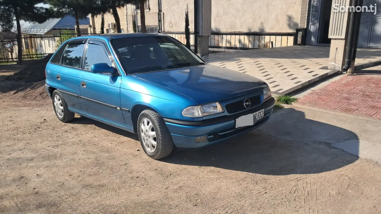 Opel Astra F 1993 · 1.6 MT