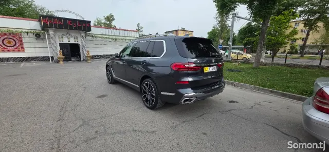 BMW X7 2022 · 4.0 AT