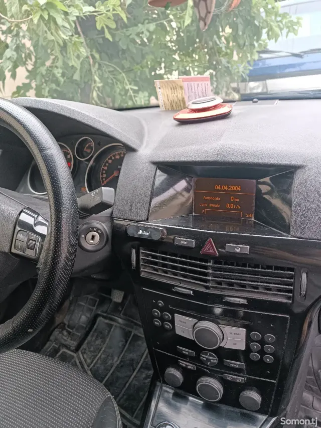 Opel Astra H 2004 · 1.6 MT