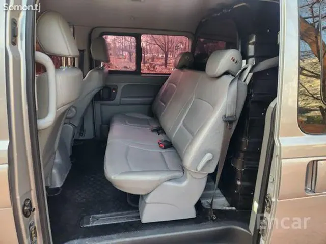 Hyundai Staria 2015 · 2.5 AT