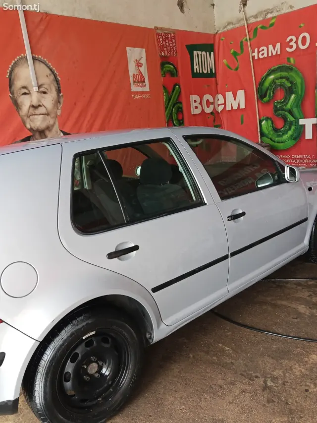 Volkswagen Golf 1998 · 1.6 AT