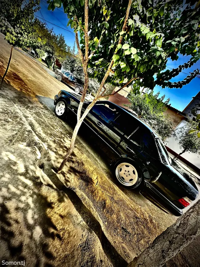 Mercedes-Benz W124 1990 · 2.0 AT