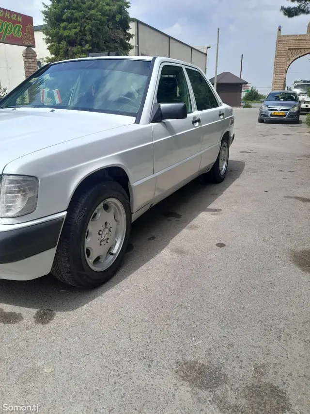 Mercedes-Benz W201 1990 · 1.8 MT