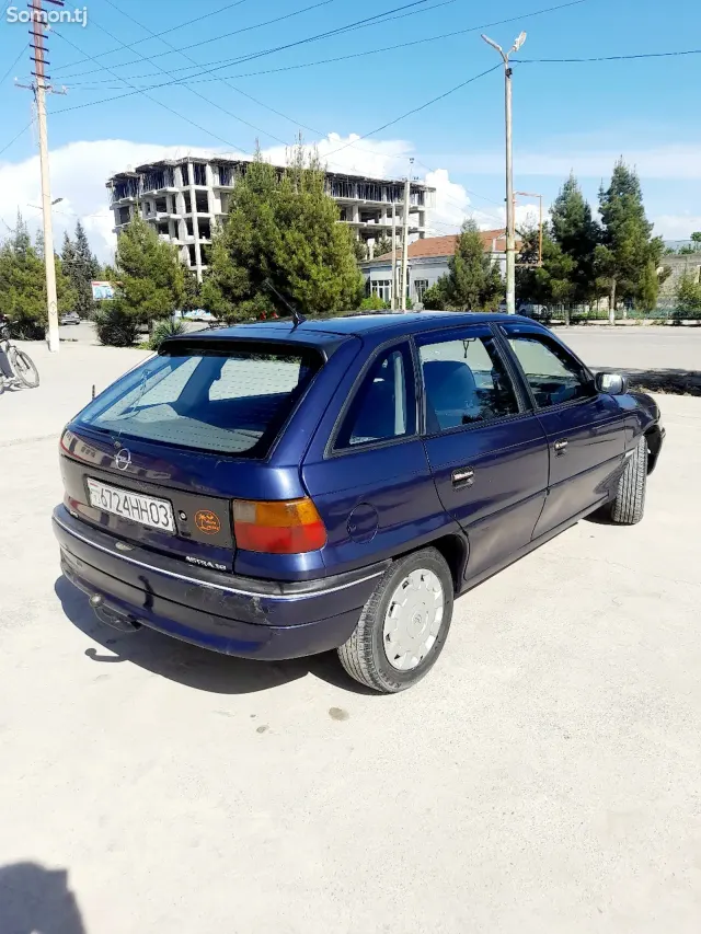 Opel Astra F 1993 · 1.6 MT