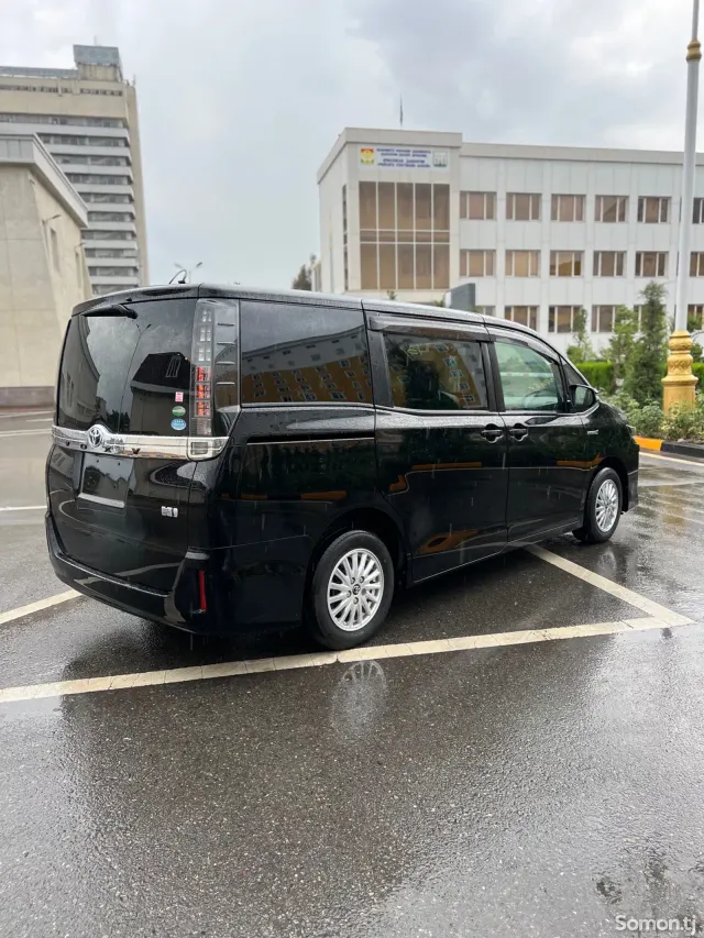 Toyota Voxy 2015 · 2.0 CVT