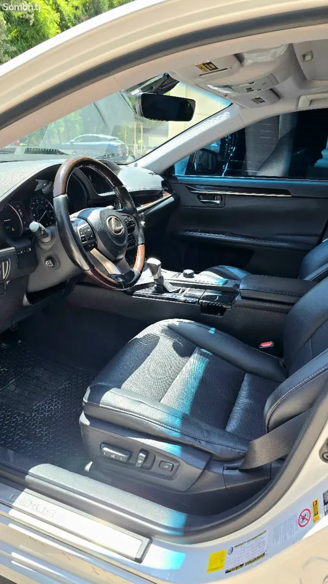 Lexus ES series 2016 · 2.5 AT