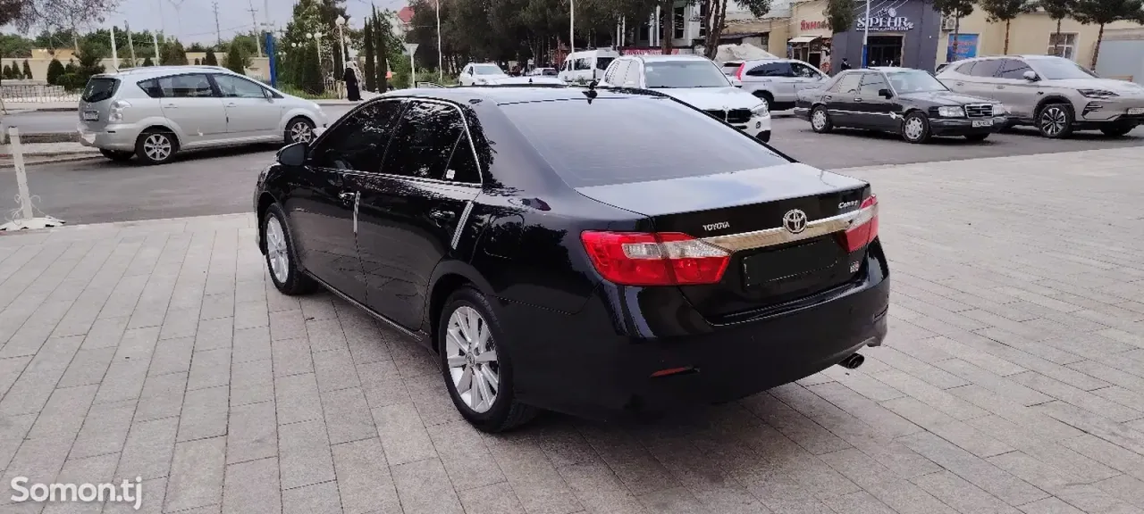 Toyota Camry 2014 · AT