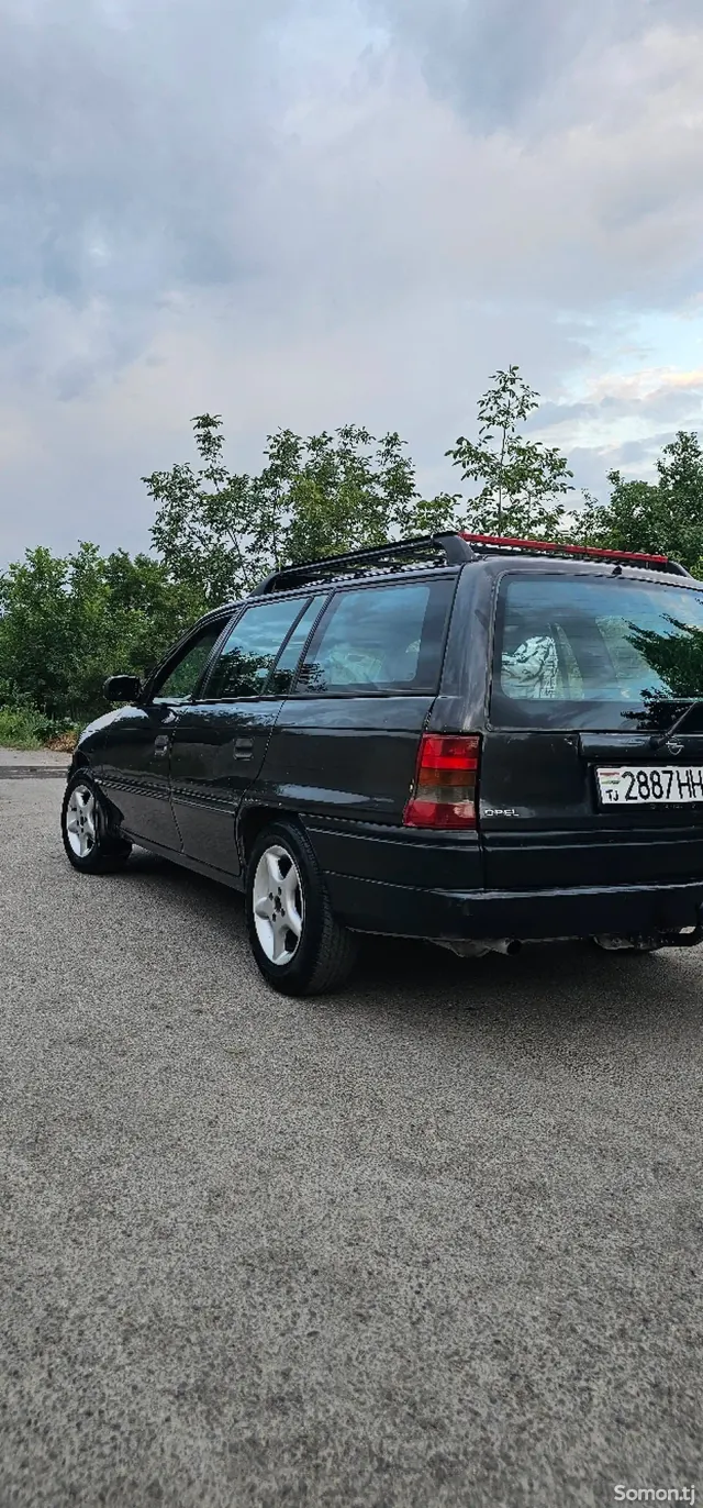 Opel Astra F 1993 · 0.4 MT