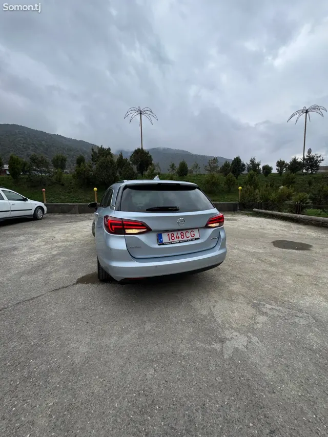 Opel Astra K 2017 · 1.4 AT