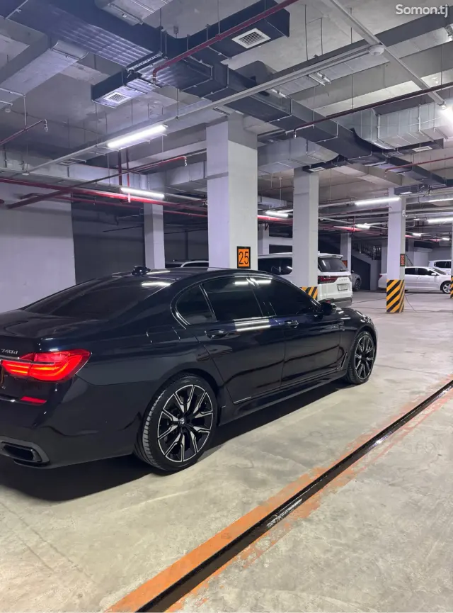 BMW 7 series 2016 · 4.0 AT