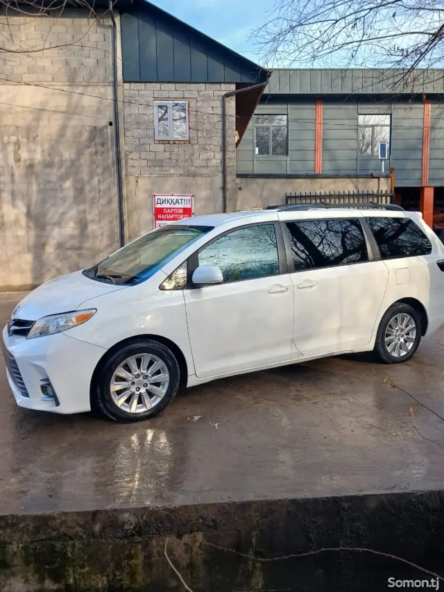 Toyota Sienna 2015 · 3.5 AT