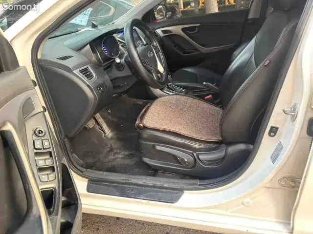 Hyundai Elantra 2015 · 1.6 AT