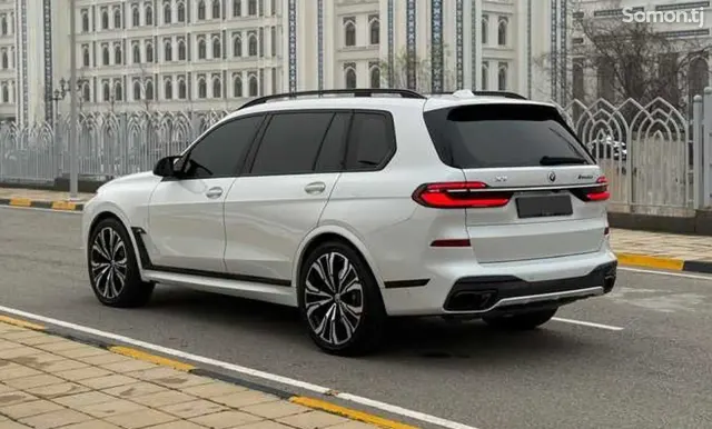 BMW X7 2023 · 4.4 AT