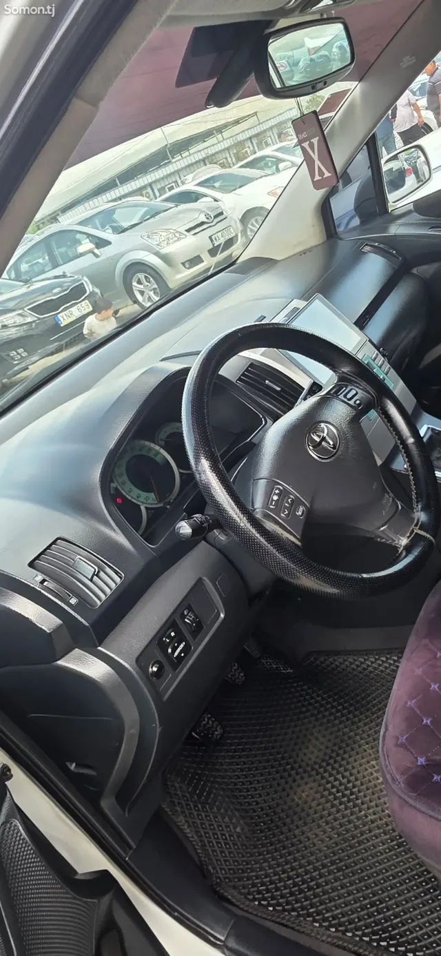Toyota Avensis Verso 2006 · 0.8 MT