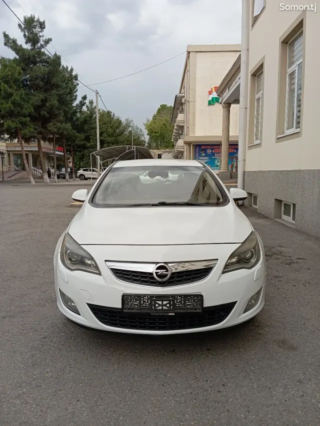Opel Astra J 2011 · AT