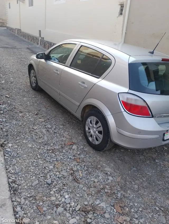 Opel Astra H 2004 · 1.8 MT