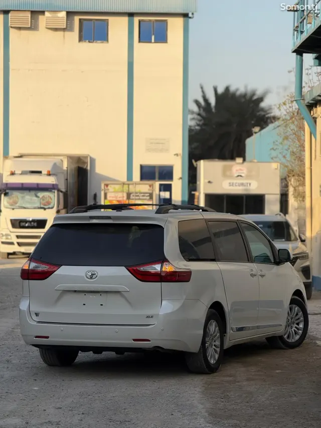 Toyota Sienna 2017 · 3.5 AT