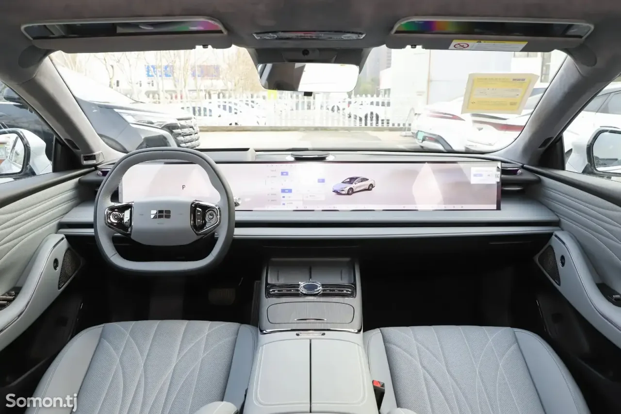 Geely Galaxy E8 2025 · AT