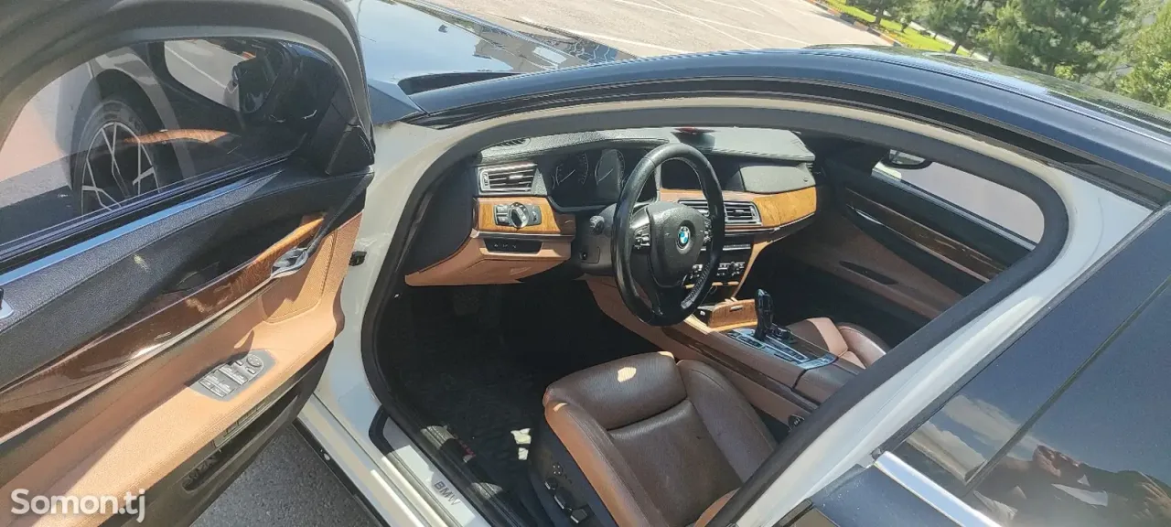 BMW 7 series 2012 · 4.4 AT