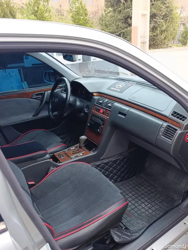 Mercedes-Benz E class 2001 · 2.8 AT
