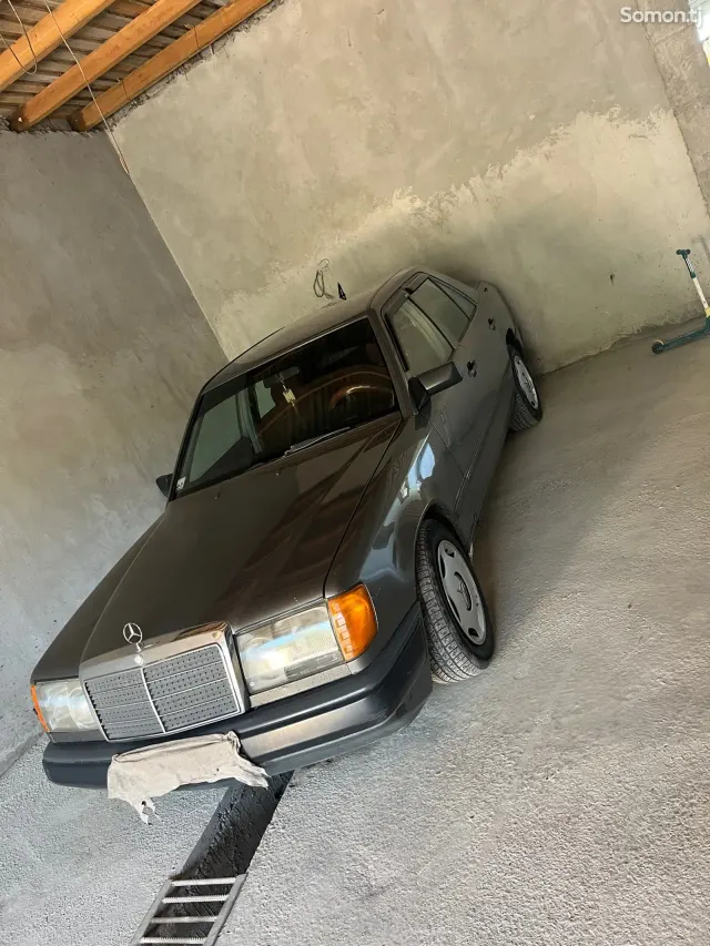 Mercedes-Benz W124 1988 · 2.5 MT