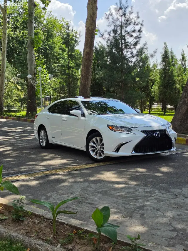 Lexus ES series 2015 · 2.5 AT